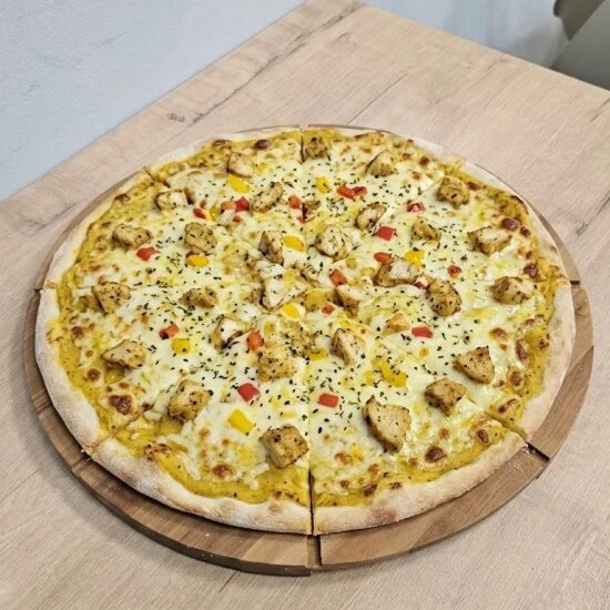 Пицца с курицей и карри
