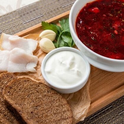 Борщ со сметаной, салом и чесноком