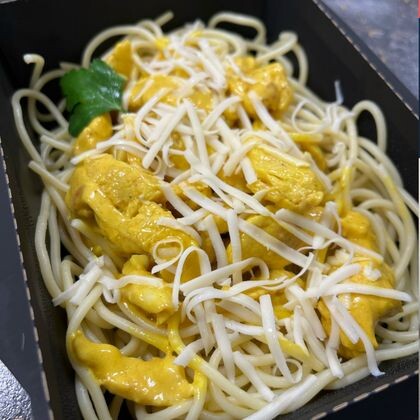 Куриная грудка в соусе карри со спагетти