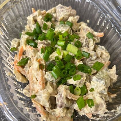 Салат с куриной печенью, морковкой по-корейски,маринованным огурцом и зеленым луком