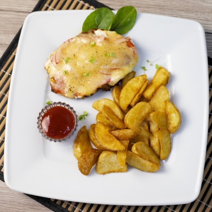 Свинина под сыром с картофельными дольками