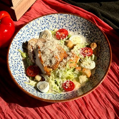 *Салат Цезарь с курицей