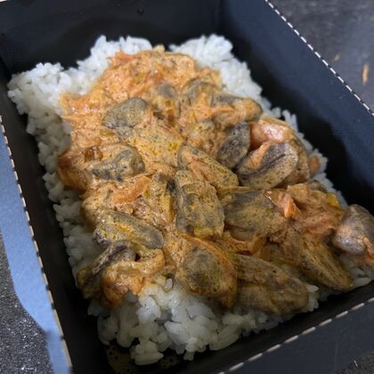 Куриные сердечки  в сметанно-томатном соусе с рисом