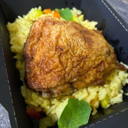 Куриное бедро в соево-медовом соусе с рисом и овощами