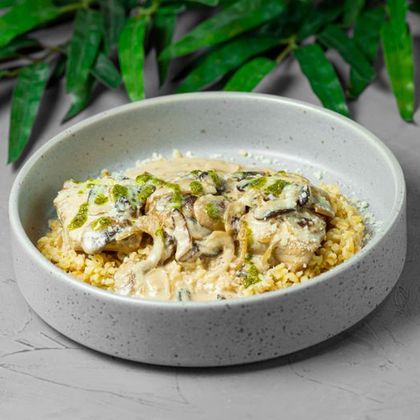 Свиные медальоны с сливочным соусом и булгуром