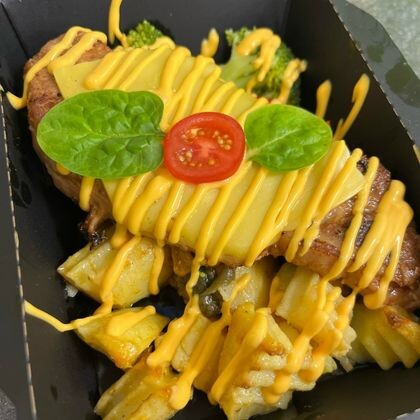 Свиная корейка с печеными овощами в сырном соусе