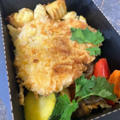 Куриный шницель в сырной панировке с печеным картофелем и овощами