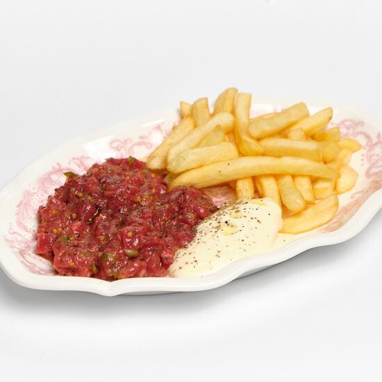Тартар из говядины с картофелем фри и муссом пармезан
