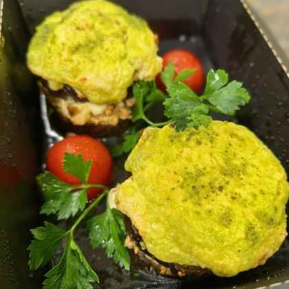 Баклажаны фаршированные мясной начинкой под моцареллой с соусом песто