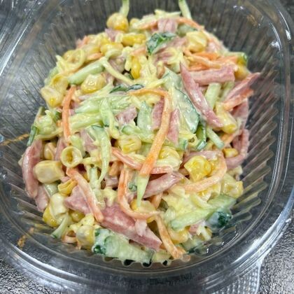 Салат с копченой колбасой ,свежим огурцом и морковью по-корейски