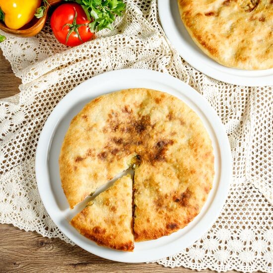 Пирог с мясом и сыром сулугуни