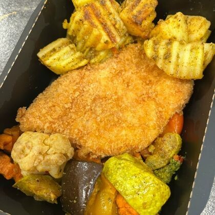 Шницель из свинины с печеным картофелем и овощами