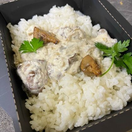 Печень по строгановски с рисом