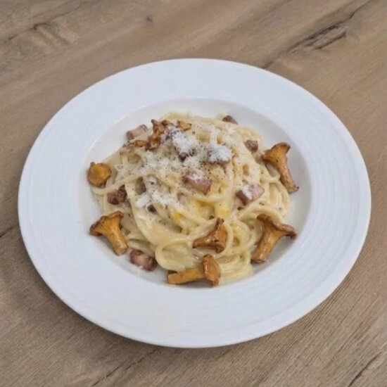 Паста с лисичками и беконом