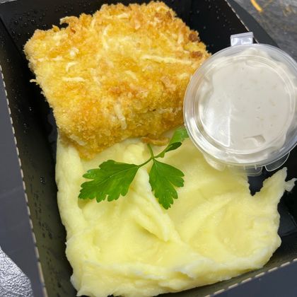 Треска в сырной панировке с пюре и соусом цезарь