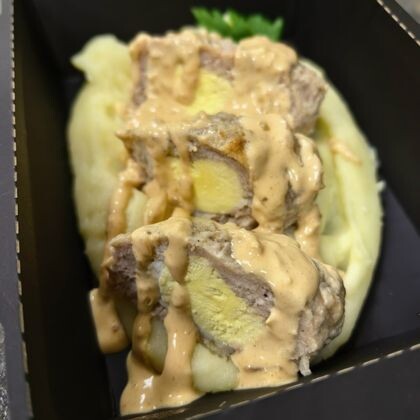 Мясная котлета фаршированная яйцом в соусе бургер с пюре