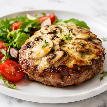 Куриный бифштекс с грибами на сливках, сыром и свежими овощами