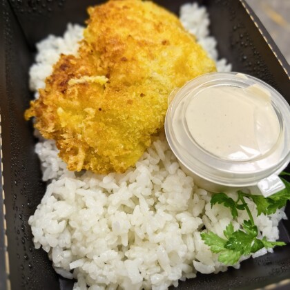 Жареный  морской окунь с рисом и соусом цезарь