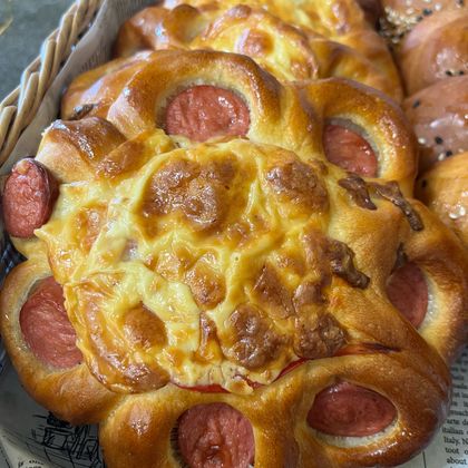 Ромашка с сосисками,моцареллой и помидоркой