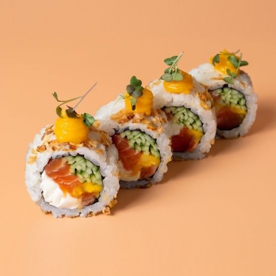 половинка Ролла с тыквой и лососем