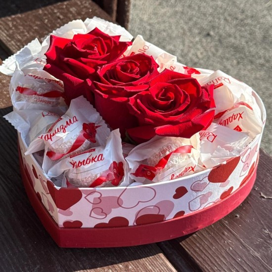 Сердце с розами и сладости