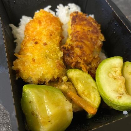 Треска в сырной панировке с рисом и овощами
