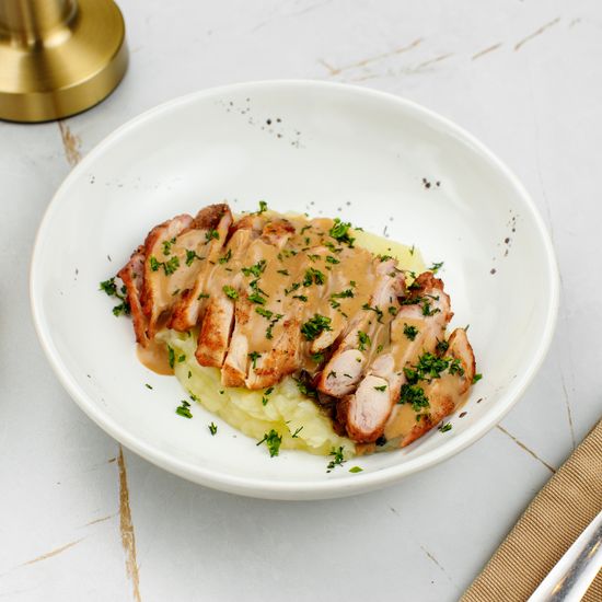 Бедро цыпленка с картофельным пюре и грибами