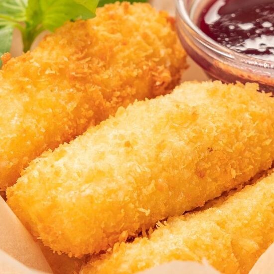 Жареный сыр с брусничным соусом