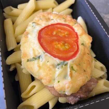 Запеченная свинина под сырной шапочкой с макаронами