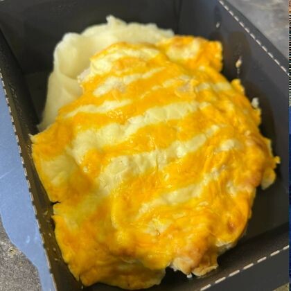 Запеченное куриное филе с ананасом под сырной шапочкой с пюре