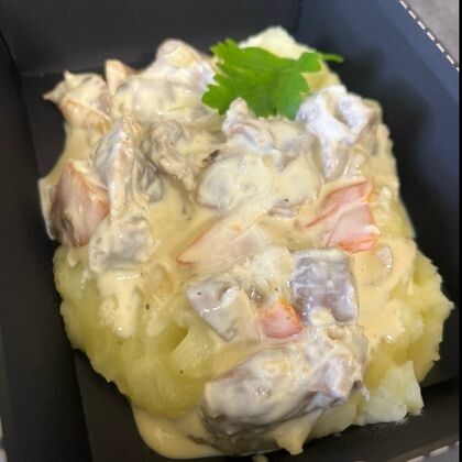 Томлённые куриные желудочки в сметанном соусе с пюре