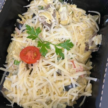 Ризони с куриной печенью и овощами в сливочном соусе