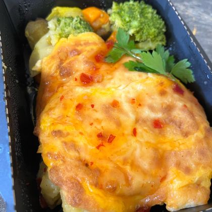 Куриная грудка по-гавайски с печеным картофелем и овощами