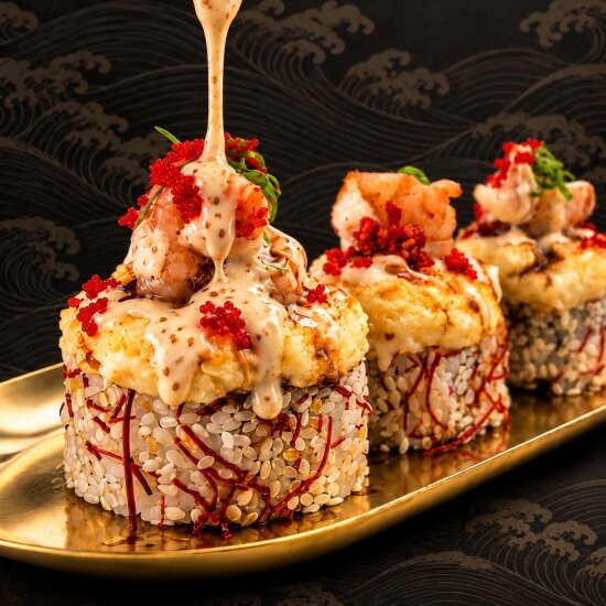Половинка Запеченный ролл с креветкой и соусом Шрирачи