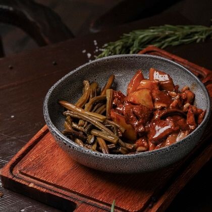 Салат с папоротником, жаренным картофелем и грибами