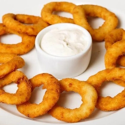 Луковые кольца с чесночным соусом