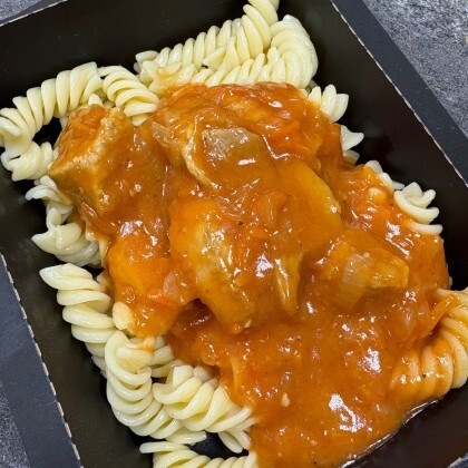 Мясной гуляш с макаронами