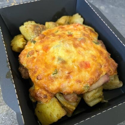 Мясо по-барски с печеным картофелем и овощами