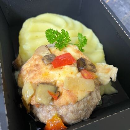 Мясное гнездо с овощами с пюре