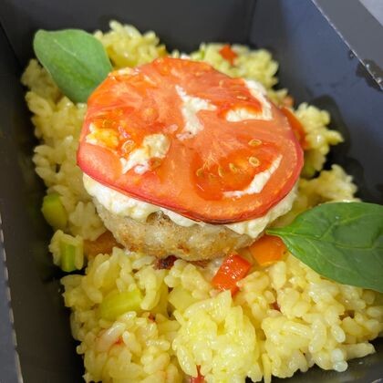 Котлета из судака с моцареллой с рисом и овощами
