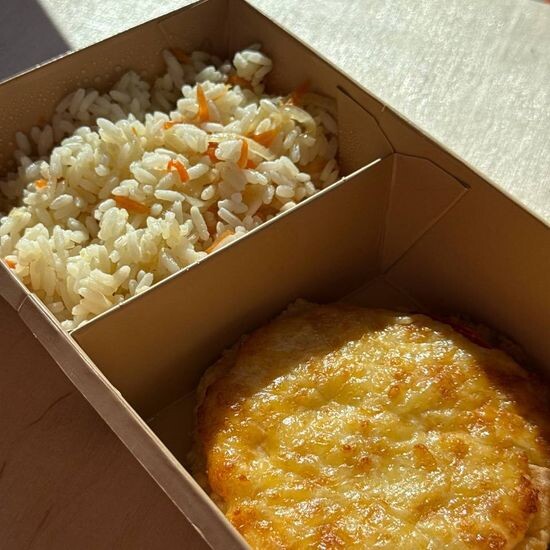 Куриная отбивная с томатом и рис с овощами
