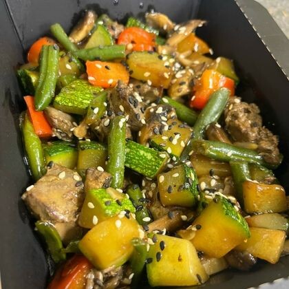 Куриная печень с овощами в соусе терияки