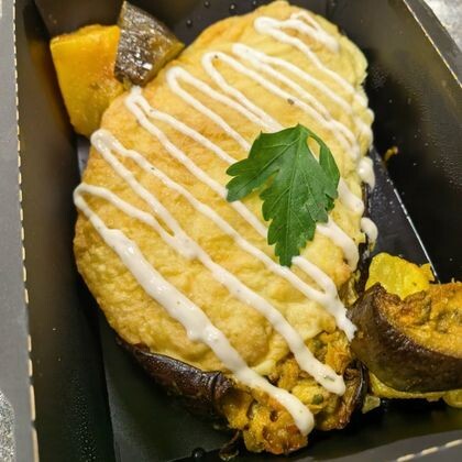 Запеченный баклажан с курицей и грибами под моцареллой в чесночном соусе