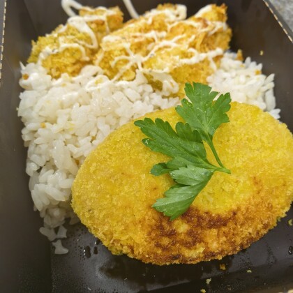 Куриная котлета с рисом и брусочками кабачка в сырной панировке