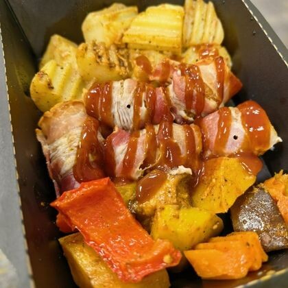 Фрикадельки в беконе с печеным картофелем и сезонными овощами