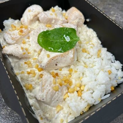 Куриная грудка с рисом в сливочно-ореховом соусе