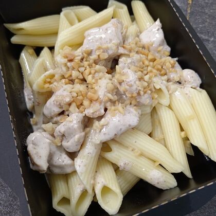 Куриная грудка в сливочно-ореховом соусе с макаронами