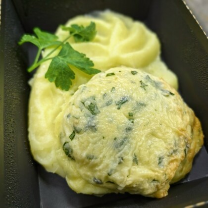 Мясная домашняя котлета под сырной шапочкой с  пюре