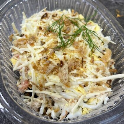 Слоеный салат с курицей и грибами