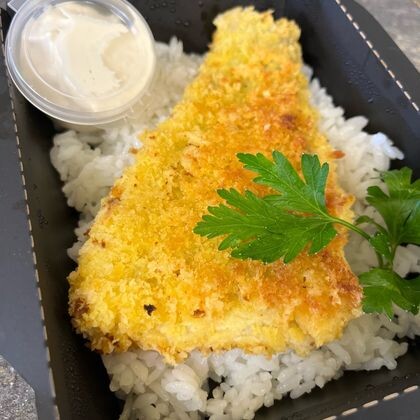 Шницель из трески в сырной панировке с рисом и соусом цезарь